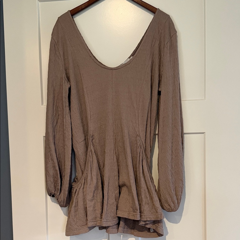 Free People FP Beach Shirt Womens Medium
Taupe Crinkle V-Neck Tunic Pockets